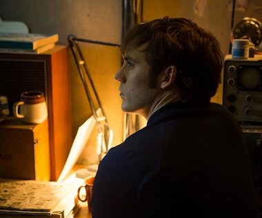 Sam Claffin w scenie z filmu "Uśpieni"