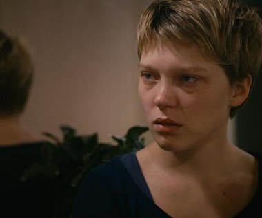 Sam Kechiche nie odniósł się do stawianych mu zarzutów, ale w jednym z wywiadów przyznał, że oddanie kobiecego piękna było jednym z jego zamierzeń. "Szukaliśmy najlepszego światła, najlepszych ustawień kamery, żeby wydobyć z bohaterek piękno, żeby były czymś na kształt rzeźb, czy obrazów" - tłumaczył. Wielu obserwatorów tego konfliktu stawia tezę, że atak Maroh to swoista zemsta za to, że Kechiche nie zaprosił jej do współtworzenia filmu i nie podziękował jej odbierając w Cannes nagrodę.