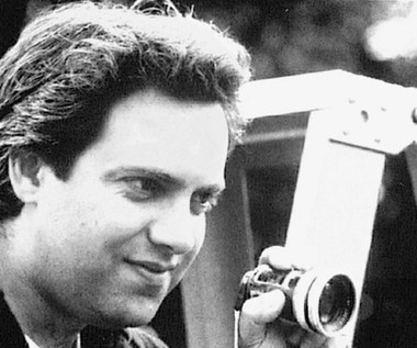 Sam Mendes przyszedł na świat 1 sierpnia 1965 r. w angielskim mieście Reading, położonym w hrabstwie Berkshire. Jest wnukiem pisarza Alfreda Huberta Mendesa, a także jedynym synem pisarki książek dla dzieci, poetki Valerie Mendes i wykładowcy literatury angielskiej Jamesona Petera Mendesa. Jego rodzice rozwiedli się, gdy miał zaledwie trzy lata. Sam zamieszkał z matką w Oxfordshire i - jak podkreślał po latach - od niej uczył się etyki pracy. Jako nastolatek uczęszczał do Magdalen College School. W wolnym czasie lubił chodzić z ojcem do kina. Spektakli teatralnych nie oglądał. 

"Nie byliśmy zbyt majętni. A poza tym dopóki rodzice nie zabrali mnie do Stratford i nie zainteresowałem się Szekspirem, nie istniało jakiekolwiek prawdopodobieństwo, że będę w przyszłości zajmował się teatrem" - wspominał w rozmowie z "The Guardian".