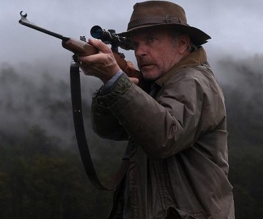 Sam Neill w scenie z filmu "Łowca"