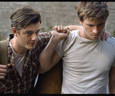 Sam Riley i Garrett Hedlund w scenie z filmu "W drodze"