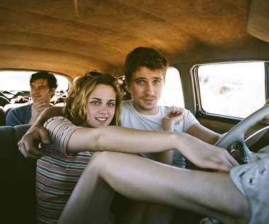 Sam Riley, Kristen Stewart i Garrett Hedlund w scenie z filmu "W drodze"