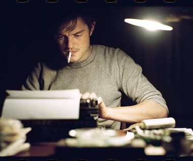 Sam Riley w scenie z filmu "W drodze"
