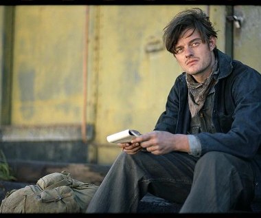 Sam Riley w scenie z filmu "W drodze"