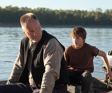 Sam Shephard i Tye Sheridan w scenie z filmu "Uciekinier"