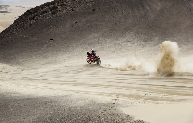 Sam Sunderland na trasie Rajdu Dakar /David Fernández    /PAP/EPA