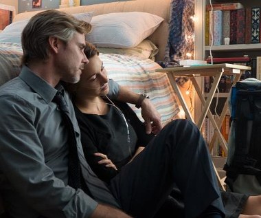 Sam Trammell i Shailene Woodley w scenie z filmu "Gwiazd naszych wina"