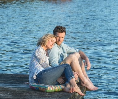 Sam Worthington i Radha Mitchell w scenie z "Chaty"