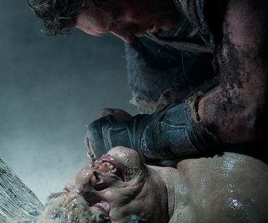 Sam Worthington i Spencer Wilding w scenie z filmu "Gniew tytanów"