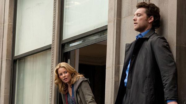 Sam Worthington (P) jest mdły jak kleik, ale Elizabeth Banks (L)... /materiały dystrybutora