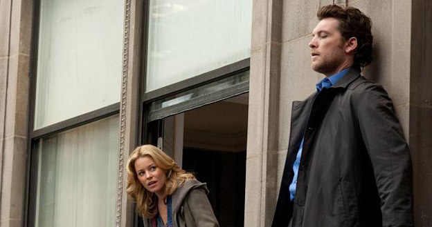 Sam Worthington (P) jest mdły jak kleik, ale Elizabeth Banks (L)... /materiały dystrybutora