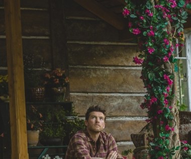 Sam Worthington w scenie z "Chaty"