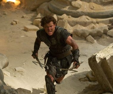 Sam Worthington w scenie z filmu "Gniew tytanów"