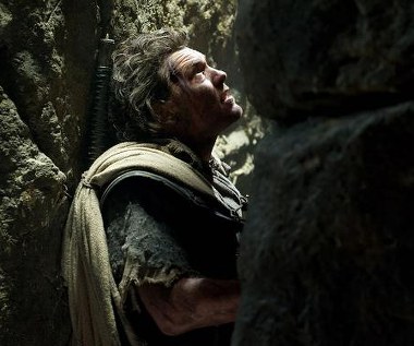 Sam Worthington w scenie z filmu "Gniew tytanów"