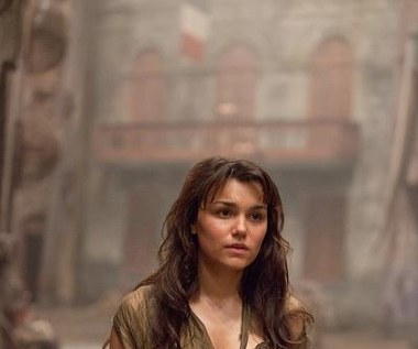 Samantha Barks w scenie z filmu "Les Miserables: Nędznicy"