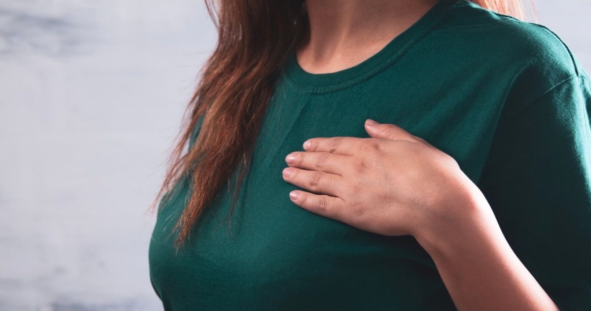 Samobadanie piersi pozwala szybko wykryć ewentualne zmiany w strukturze piersi, co wiąże się z wczesnym rozpoznaniem chrobry i wdrożonym szybko leczeniem /123RF/PICSEL