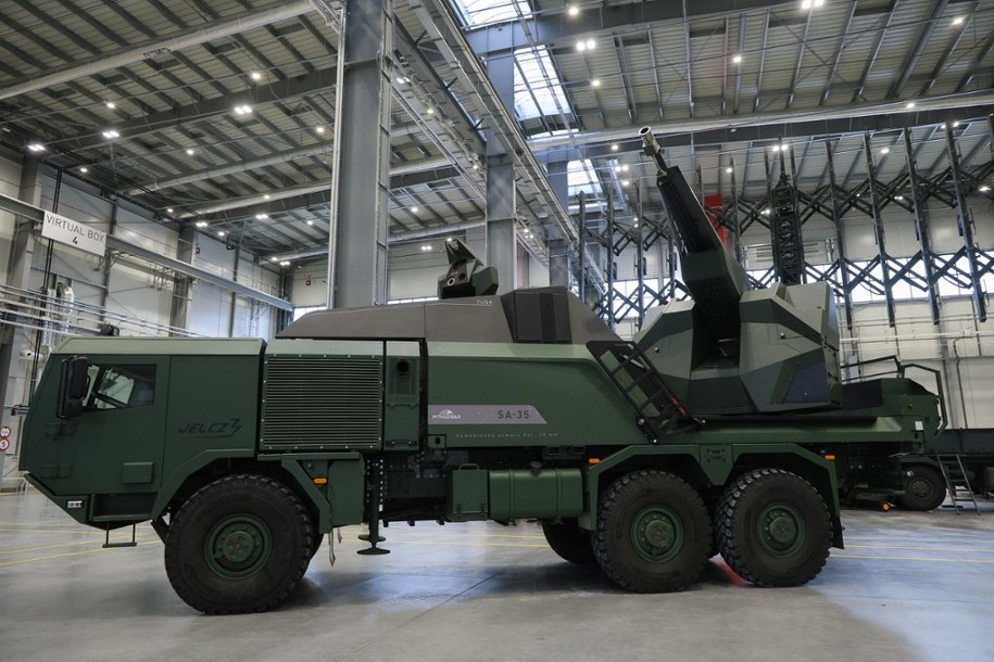 Samobieżna armata przeciwlotnicza 35 mm SA-35 wśród sprzętu wojskowego prezentowanego w zakładach spółki PIT-RADWAR w podwarszawskiej Kobyłce /Paweł Supernak  /PAP