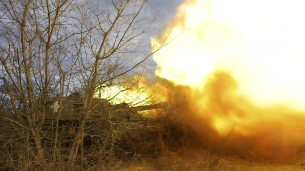 Samobieżna armatohaubica 2S3 Akacja Sił Zbrojnych Ukrainy podczas ostrzału pozycji rosyjskich w Donbasie na zdj. z 30 listopada /EUGENE TITOV /PAP