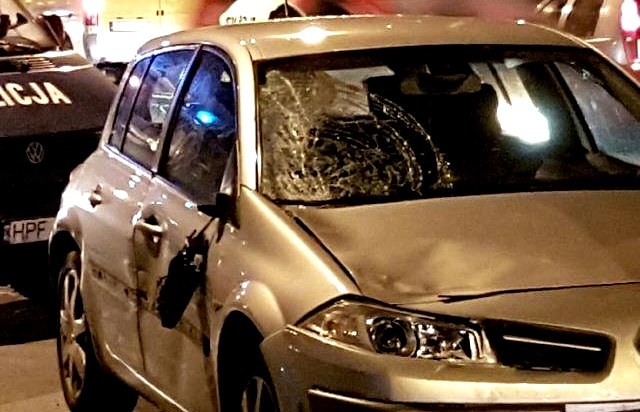Samochód 36-letka z uszkodzenia m.in. po potrąceniu /Policja