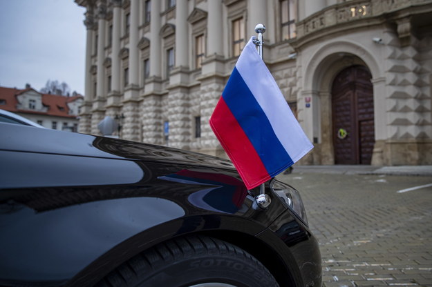 Samochód ambasadora Rosji w Czechach przed czeskim MSZ w Pradze /Martin Divisek /PAP/EPA