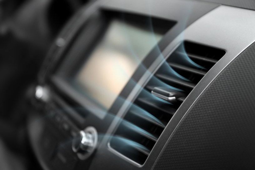 Samochód bez klimatyzacji - jak go chłodzić? /123RF/PICSEL
