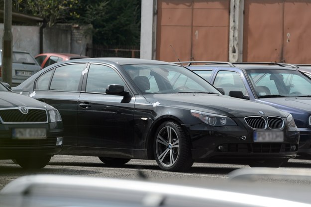 Samochód BMW byłego wiceministra na terenie Komendy Powiatowej Policji w Nowym Tomyślu /Jakub Kaczmarczyk /PAP