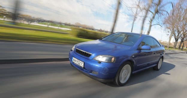 Samochód był oferowany w kilku wersjach specjalnych. Na zdjęciu najbardziej popularna: Linea Blu. Trafiają się także Linea Rossa, Daytona, Silverstone czy DTM-Edition. /Motor