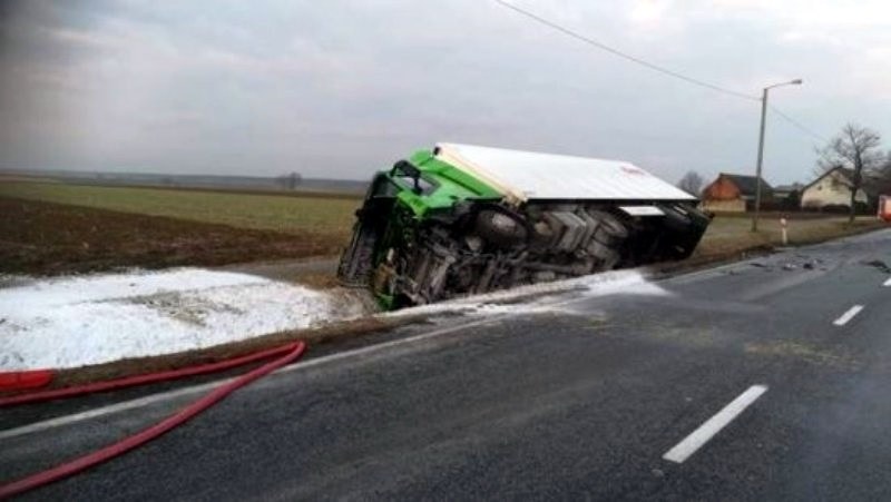 Samochód ciężarowy położył się w rowie / Fot: PSP Krotoszyn /Informacja prasowa