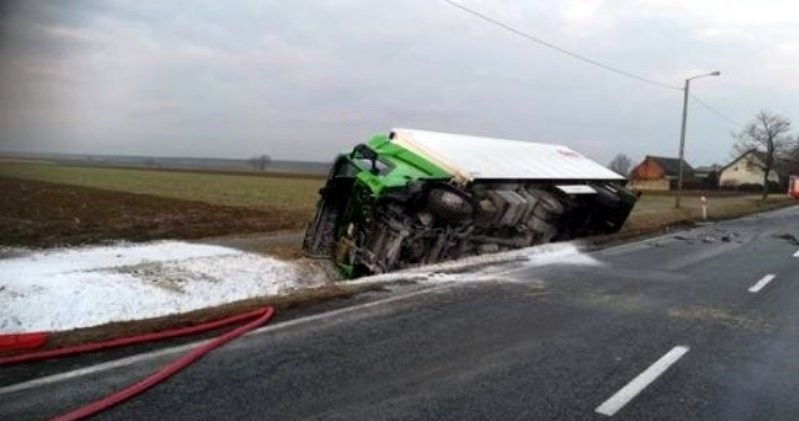 Samochód ciężarowy położył się w rowie / Fot: PSP Krotoszyn /Informacja prasowa