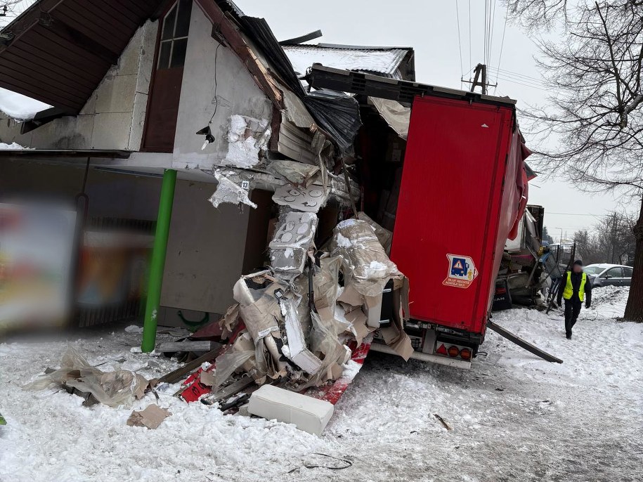 Samochód ciężarowy uderzył w budynek w Jaśle /Podkarpacka Policja
