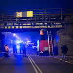 Samochód ciężarowy uszkodził wiadukt kolejowy w Zgierzu 