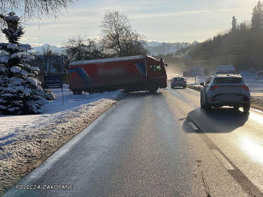 Samochód ciężarowy zjechał do rowu na zakopiance; zdjęcie z miejsca zdarzenia /Policja Zakopane /