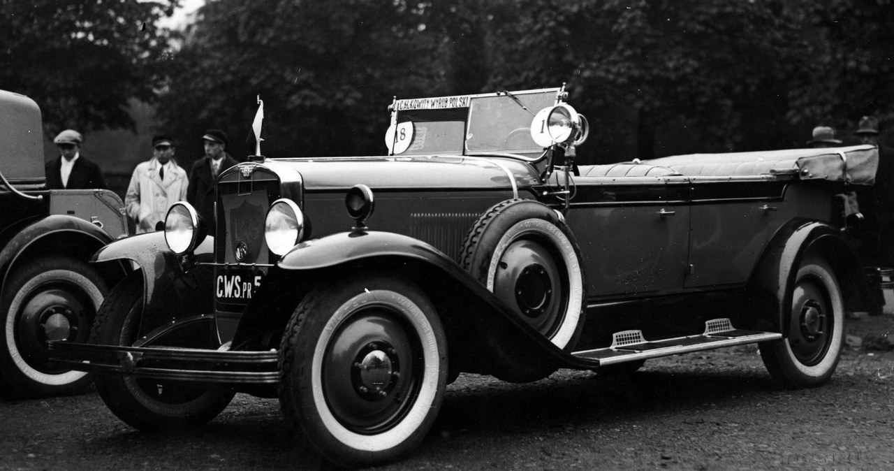 Samochód CWS T1 z otwartym nadwoziem w czasie "konkursu piękności" zorganizowanego przez Automobilklub Polski. Warszawa, październik 1930 roku /Archiwum Tomasza Szczerbickiego