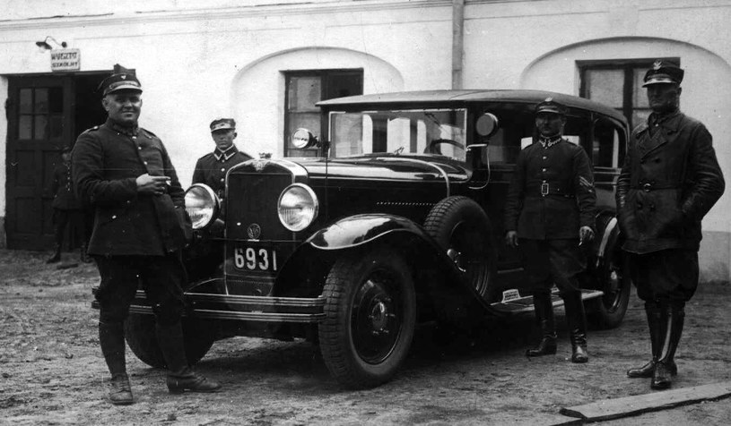 Samochód CWS T1 z zamkniętą karoserią typu kareta, w wersji wojskowej. Warszawa, około 1930 roku /Archiwum Tomasza Szczerbickiego