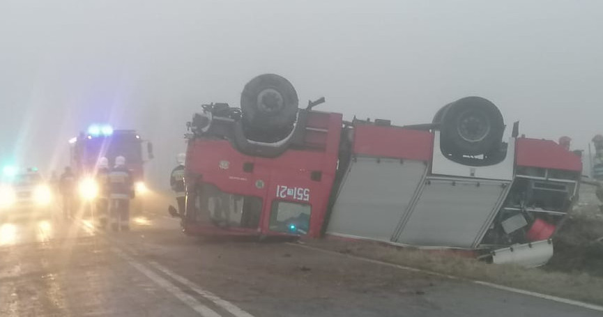 Samochód dachował, czterech strażaków zostało rannych /Policja