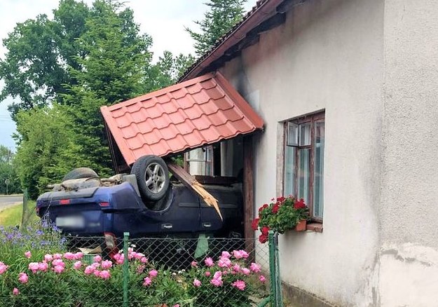 Samochód dachował i uderzył w dom /KPP Lidzbark Warmiński /Policja
