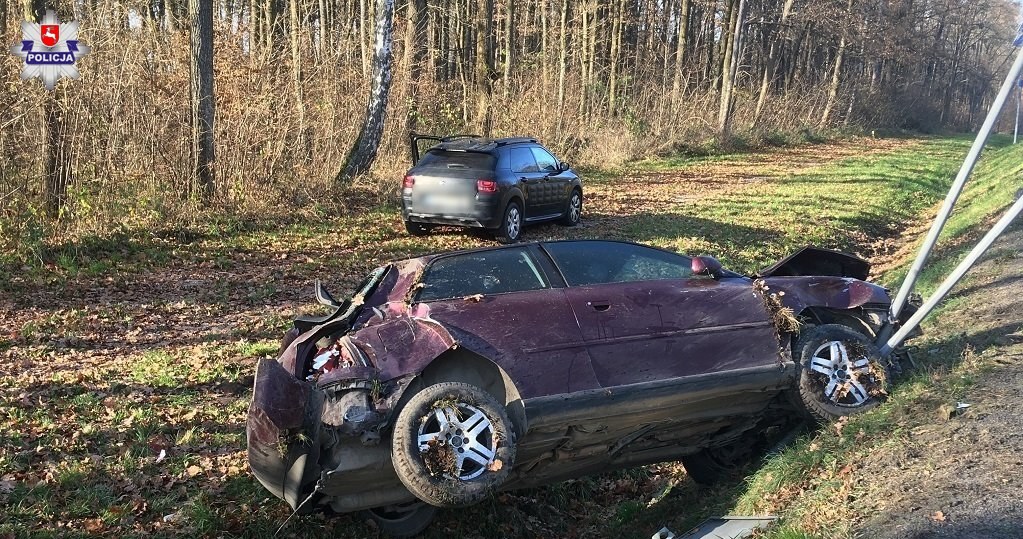 Samochód dachował i wypadł z drogi /Informacja prasowa