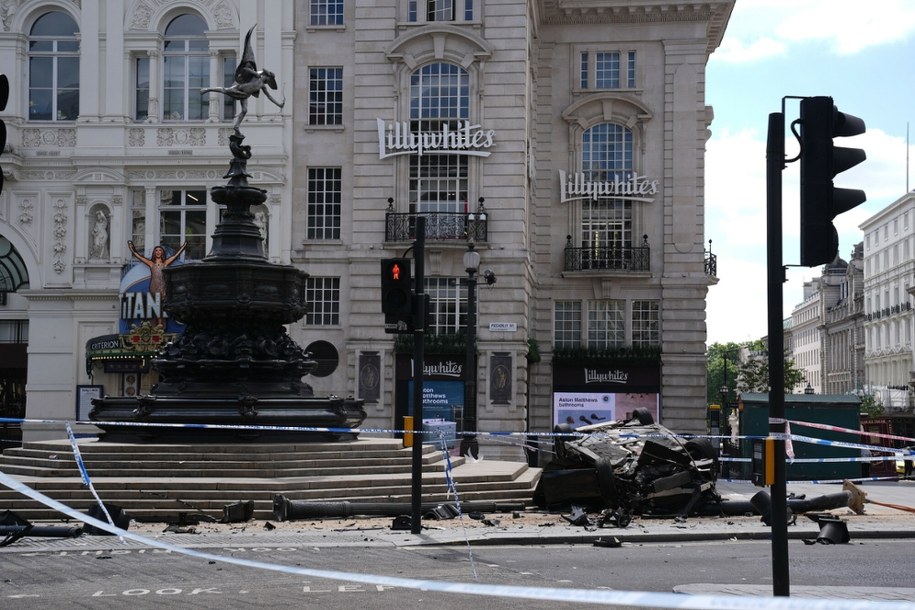 Samochód dachował na Piccadilly Circus /Lucy North/Press Association/East News /East News