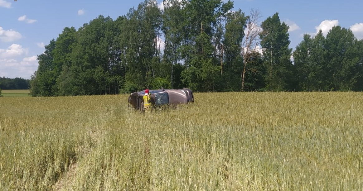 Samochód dachował w polu... /Policja