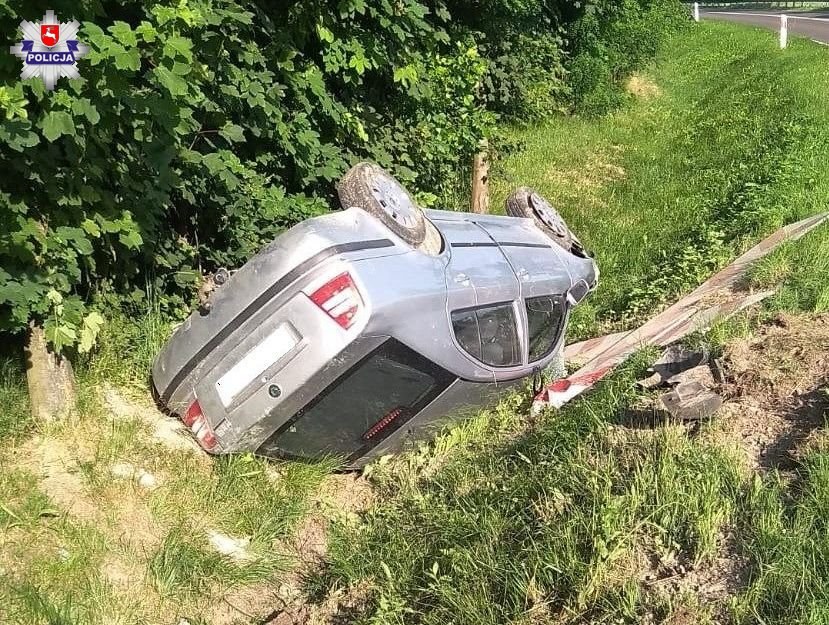 Samochód dachował w rowie /Lubelska Policja /