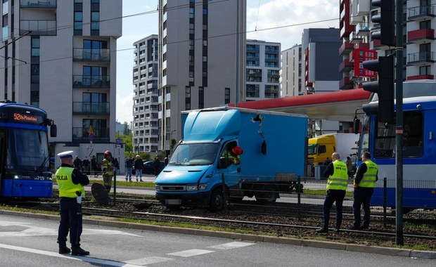 Samochód dostawczy zderzył się z tramwajem w Krakowie
