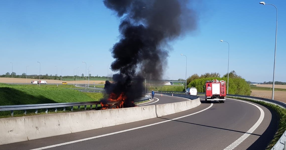 Samochód doszczętnie spłonął /ITD