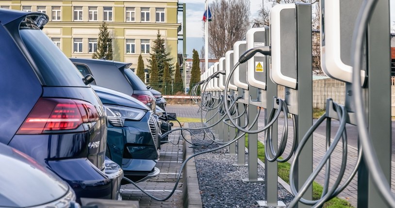 Samochód elektryczny można naładować za darmo przy parkingach niektórych punktów handlowych. /materiały prasowe