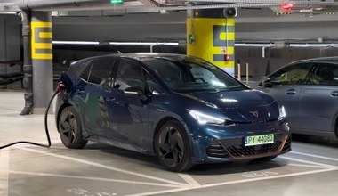 Samochód elektryczny w bloku. Cupra Born ładowana z gniazdka