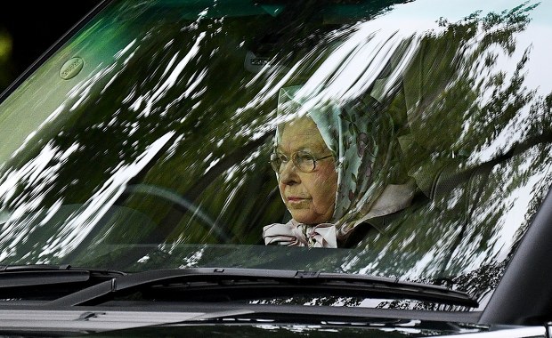 Samochód Elżbiety II sprzedany za astronomiczną sumę