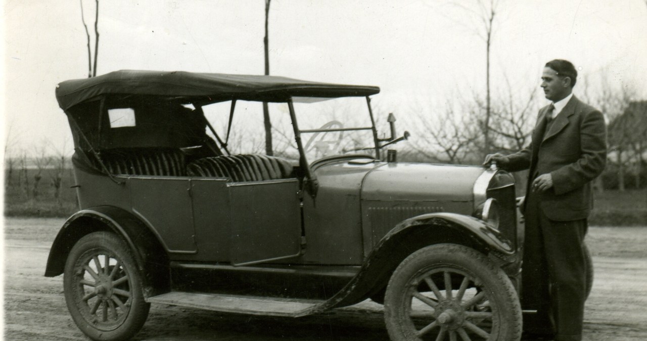 Samochód ford T, gdzieś na polskich drogach. Połowa lat 20 /Archiwum Tomasza Szczerbickiego