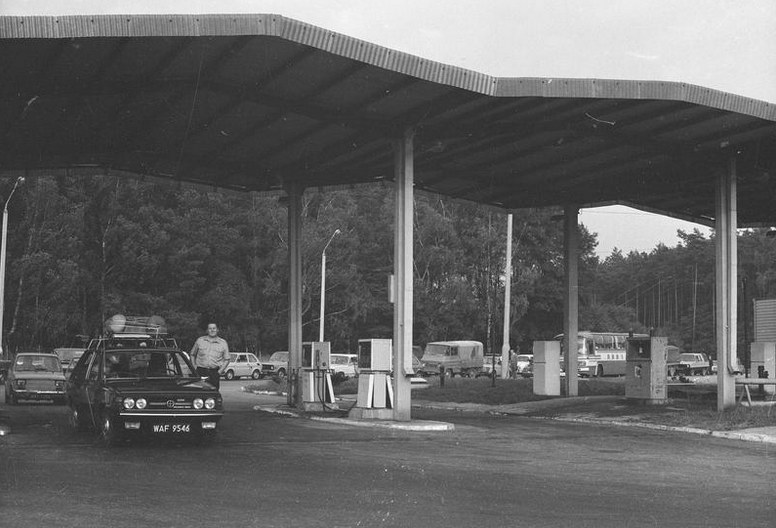 Samochód FSO Polonez na stacji benzynowej /Z archiwum Narodowego Archiwum Cyfrowego