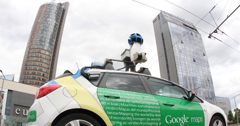 Samochód Google na ulicach Wilna /AFP
