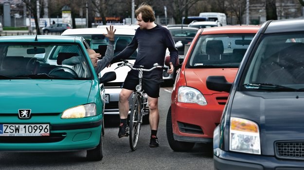 Samochód i rower obok siebie – to zwykle kończy się konfliktem. /Motor