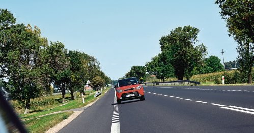 Samochód jadący oszczędnie /Motor